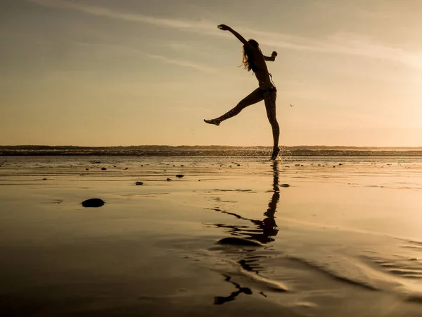 Счастливая Молодая Женщина Песчаном Пляже Закате — стоковое фото