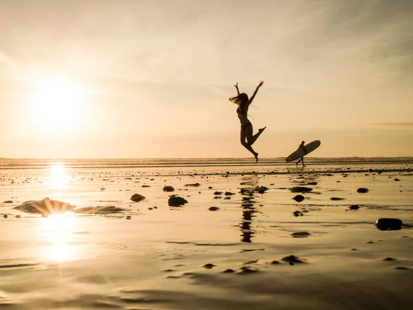 Счастливая Молодая Женщина Песчаном Пляже Закате — стоковое фото