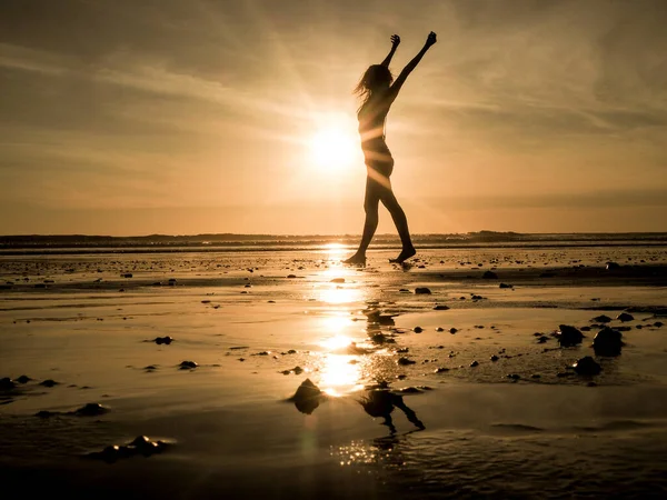 Felice Giovane Donna Sulla Spiaggia Sabbia Tramonto — Foto Stock