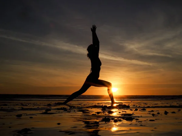 Giovane Donna Che Yoga Sulla Spiaggia Sabbiosa Tramonto — Foto Stock