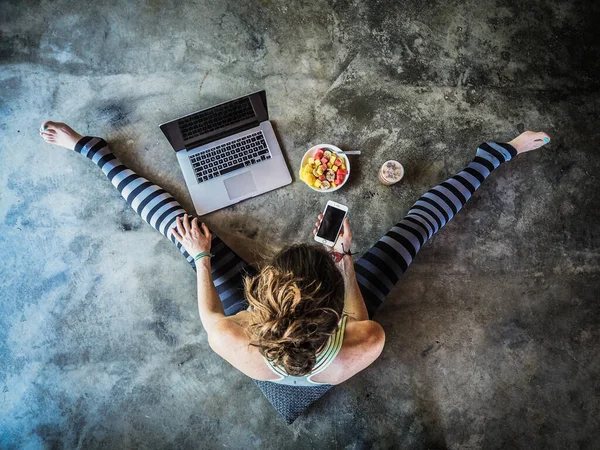 Ung Kvinna Äter Frukt Tittar Laptop Ovanifrån — Stockfoto