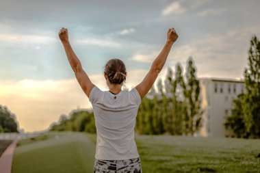 Açık hava fitness antrenmanında zayıf sporcu kadın.