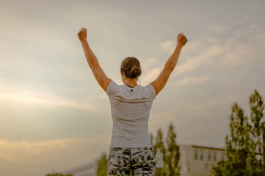 Açık hava fitness antrenmanında zayıf sporcu kadın.