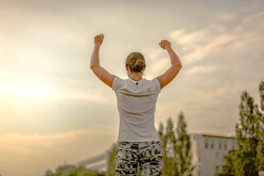 Açık hava fitness antrenmanında zayıf sporcu kadın.