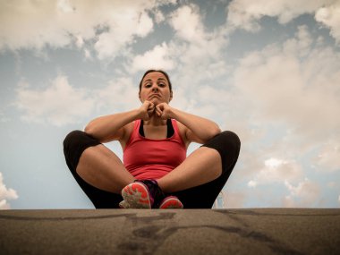Sıska sporcu kadın spor salonunda.