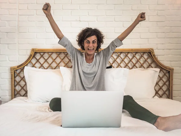 Donna Eccitata Che Lavora Online Con Computer Portatile Seduto Letto — Foto Stock