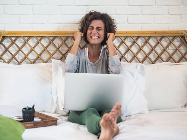 Donna Eccitata Che Lavora Online Con Computer Portatile Seduto Letto — Foto Stock