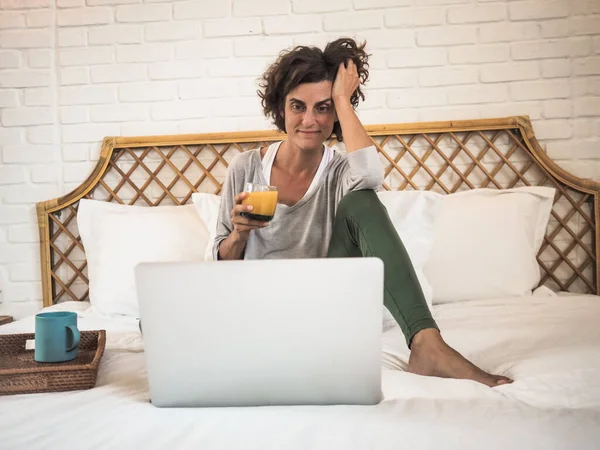 Donna Eccitata Che Lavora Online Con Computer Portatile Seduto Letto — Foto Stock