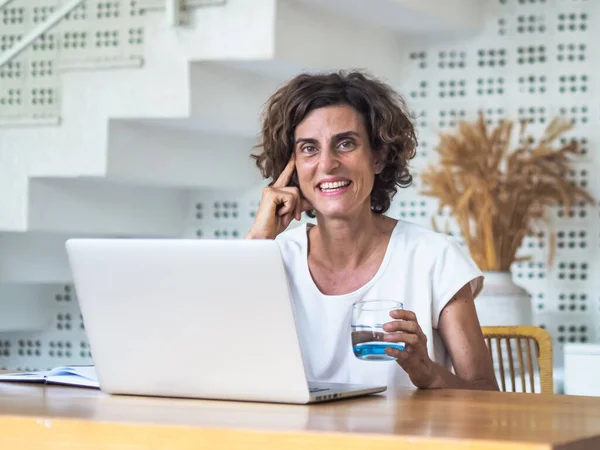 Mujer Con Portátil Trabajando Dormitorio Oficina Casa Concepto Cuarentena —  Fotos de Stock