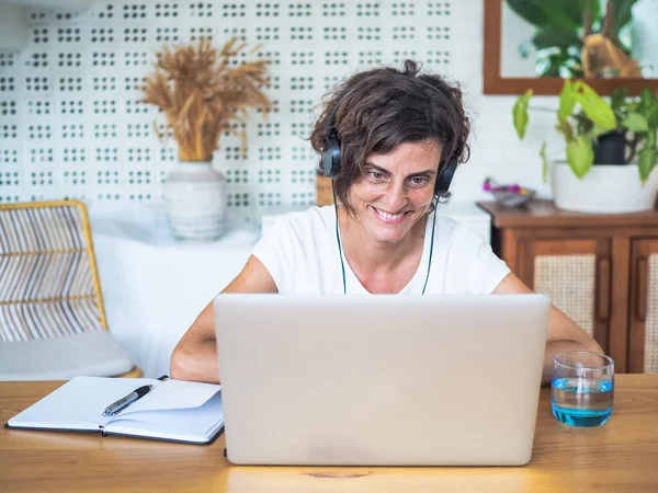 Yatak odasında, ev ofisinde ve karantina konseptinde çalışan laptoplu bir kadın.