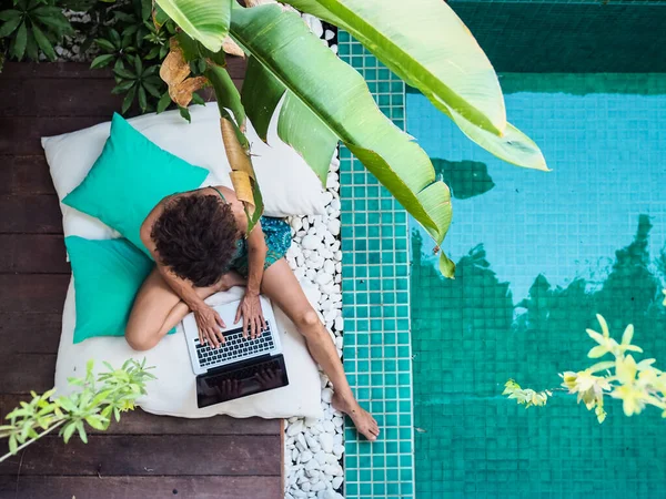 Mujer Que Trabaja Línea Con Ordenador Portátil Sentado Una Piscina — Foto de Stock