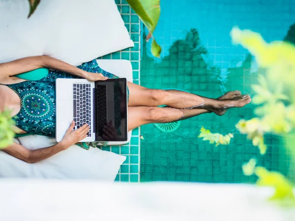 Wanita Yang Bekerja Online Dengan Laptop Duduk Kolam Air Biru — Stok Foto