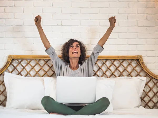 Upphetsad Kvinna Som Arbetar Online Med Laptop Sitter Sängen Arbete — Stockfoto