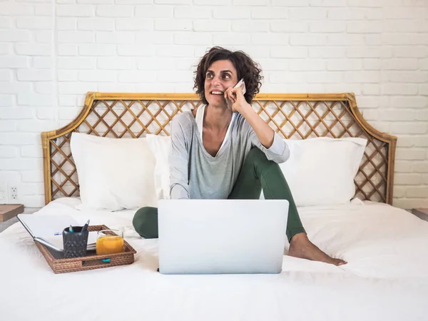 Upphetsad Kvinna Som Arbetar Online Med Laptop Sitter Sängen Arbete — Stockfoto