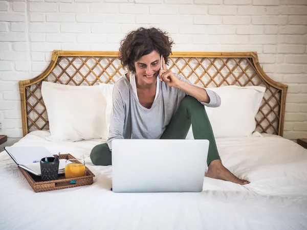 Upphetsad Kvinna Som Arbetar Online Med Laptop Sitter Sängen Arbete — Stockfoto