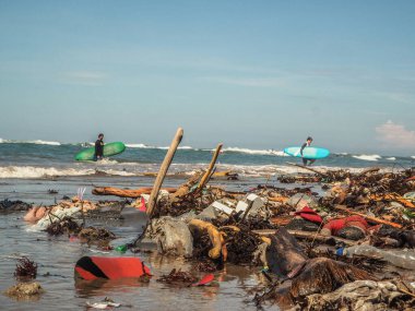 Bali 'de plajda plastik şişeler ve çöp.