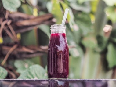 Taze meyve suyu bardakta.