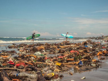 Bali 'de plajda plastik şişeler ve çöp.