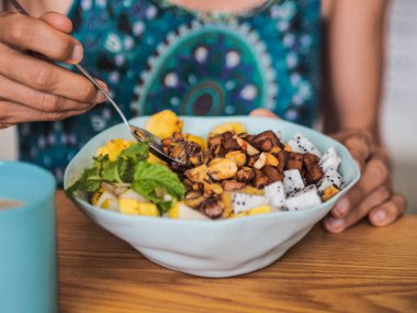 Vejetaryen meyve kasesi granola, chia, tohumlar, mango, ejderha meyvesi, karpuz, avokado 