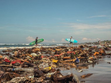 Bali 'de plajda plastik şişeler ve çöp.