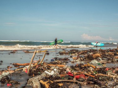 Bali 'de plajda plastik şişeler ve çöp.