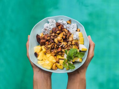 Elinde lezzetli bir vejetaryen yemeği tabağı tutan bir adama yaklaş.