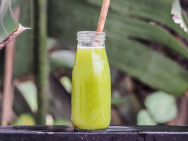 Bardakta taze yeşil smoothie.