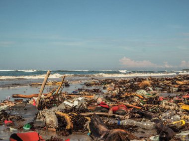 Bali 'de plajda plastik şişeler ve çöp.
