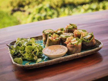 Mango, avokado, tofu, mantar, kökler, yerel otlar, fıstık ezmesi sosu ve yeşil salatalı sağlıklı vegan börekleri. 