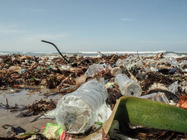 Bali 'de plajda plastik şişeler ve çöp.