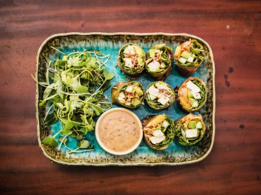 Mango, avokado, tofu, mantar, kökler, yerel otlar, fıstık ezmesi sosu ve yeşil salatalı sağlıklı vegan börekleri. 