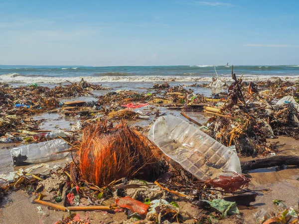 Bali 'de plajda plastik şişeler ve çöp.
