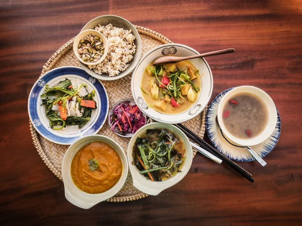 Comida Vegetariana Variada Tigelas Mesa Madeira — Fotografia de Stock