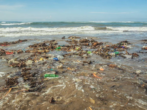 Bali 'de plajda plastik şişeler ve çöp.