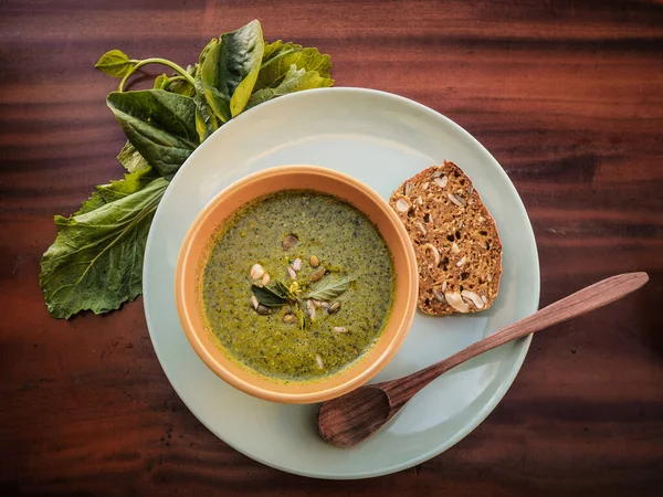 Gezonde Veganistische Groene Soep Met Pompoen Zonnebloempitten Brood Salade Houten — Stockfoto