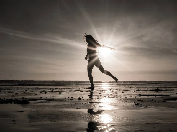 Jovem Fazendo Ioga Praia Areia Pôr Sol — Fotografia de Stock