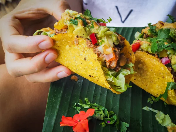 Sağlıklı vejetaryen Jackfruit tacoları