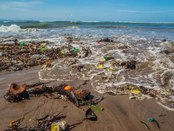 Bali 'de plajda plastik şişeler ve çöp.