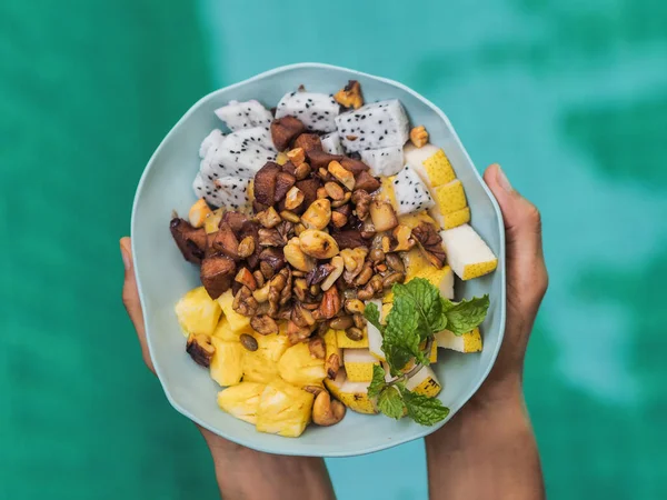 Perto Homem Segurando Prato Delicioso Almoço Vegetariano — Fotografia de Stock