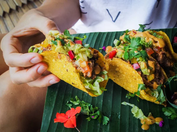 Sağlıklı vejetaryen Jackfruit tacoları