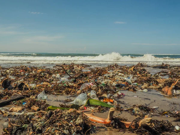 Műanyag Palackok Szemetet Strandon Balin — Stock Fotó