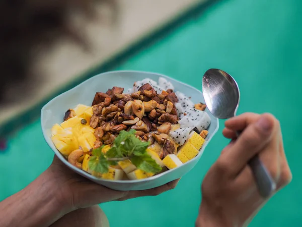 Primer Plano Hombre Sosteniendo Plato Delicioso Almuerzo Vegetariano —  Fotos de Stock