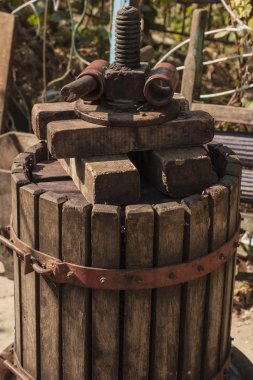 Şarap yapma. Şarap üretim teknolojisi. Şarap yapma halk geleneği. Moldova şarap üretimi. Üzüm işleme eski geleneği. Sıkacağı şarap basın için kullanılır.