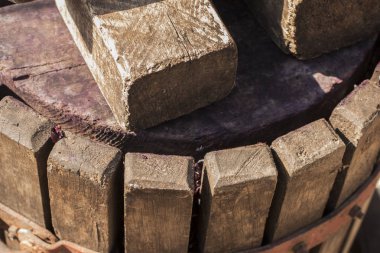 Şarap yapma. Şarap üretim teknolojisi. Şarap yapma halk geleneği. Moldova şarap üretimi. Üzüm işleme eski geleneği. Sıkacağı şarap basın için kullanılır.