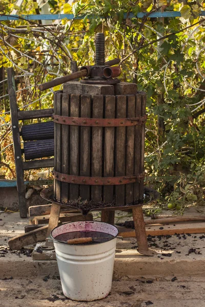 포도주 만들기 생산의 기술입니다 만들기의 전통입니다 몰도바에서 생산입니다 처리의 전통입니다 — 스톡 사진