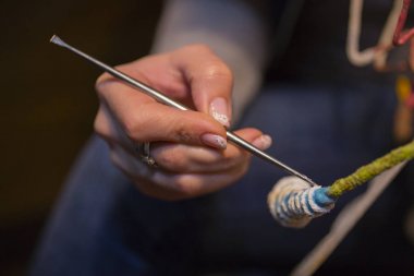 Sanatçı el. Keskin bir alet ile iş. Dekoratif heykel yürütülmesi.