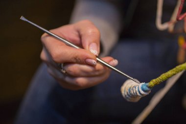 Sanatçı el. Keskin bir alet ile iş. Dekoratif heykel yürütülmesi.