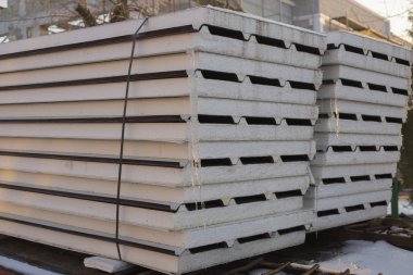 Uzun araç kamyon. Düz yatak kamyon. Bina İnşaatı. İnşaat sahasına getirdi tabak taşıma.