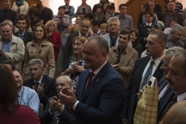 Taraclia, Moldova, üzerinde 5 Ekim 2017. Bulgaristan Cumhuriyeti Iliana Iotova ve Başkan, Cumhuriyeti ile Moldova Igor Dodon Başkan Yardımcısı öğretmen ve üniversite öğrencileri ile karşılamak.