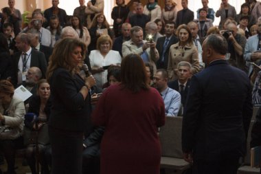 Taraclia, Moldova, üzerinde 5 Ekim 2017. Bulgaristan Cumhuriyeti Iliana Iotova ve Başkan, Cumhuriyeti ile Moldova Igor Dodon Başkan Yardımcısı öğretmen ve üniversite öğrencileri ile karşılamak.